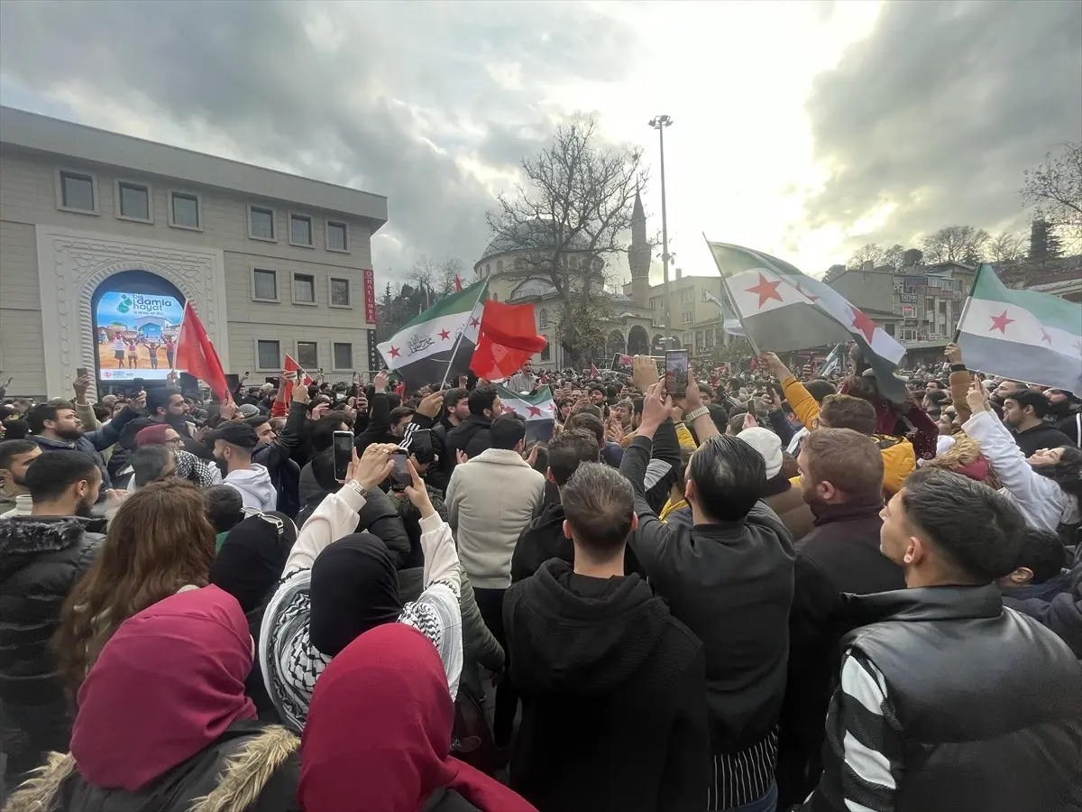 Bursa’daki Suriyelilerden Baas Rejiminin Devrilişine Kutlama