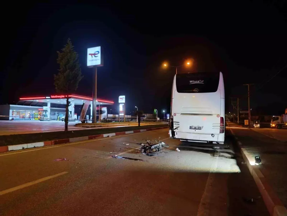 Çanakkale’de Motosiklet Otobüse Çarptı: 1 Ölü, 1 Ağır Yaralı