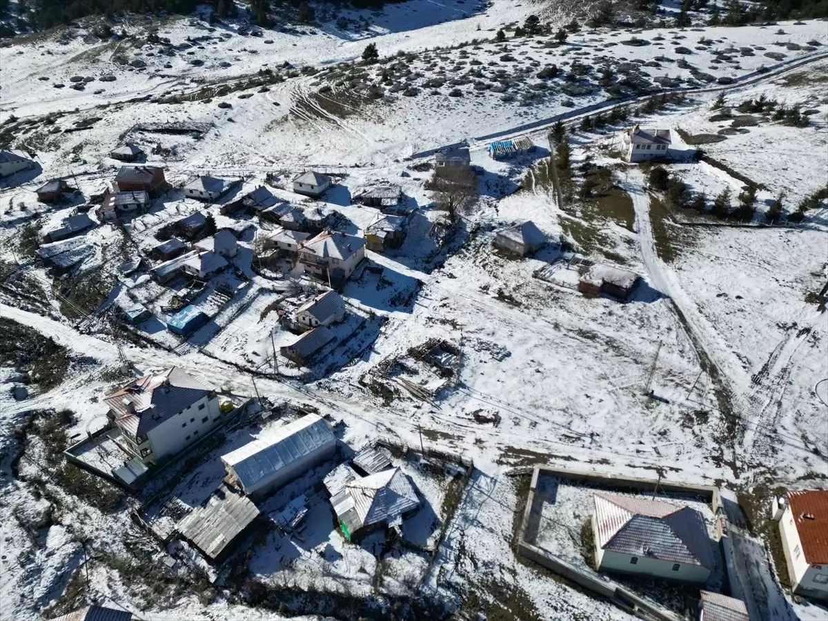 Çankırı’nın Yapraklı ilçesinde Büyük Yayla’nın karlı manzarası havadan görüntülendi