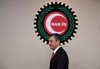 CHP Lideri Özgür Özel, HAK-İŞ Genel Başkanı Arslan’ı Ziyaret Etti: Asgari Ücret Yetersiz