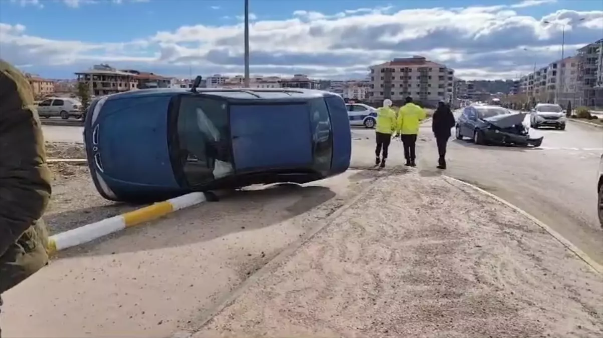 Çorum’da İki Otomobil Çarpıştı: 1 Yaralı