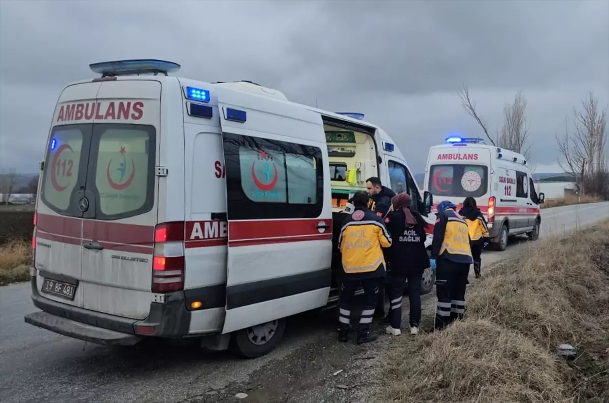 Çorum’da Kamyonla Çarpışan Otomobildeki Karı Koca Yaralandı