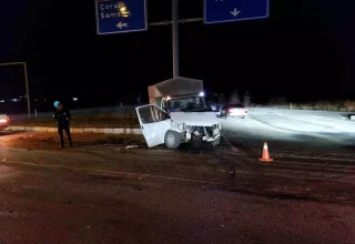 Çorum’da Otomobil ile Kamyonet Çarpıştı: 6 Yaralı