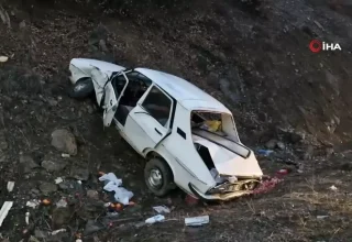 Çorum’da otomobil şarampole devrildi: 2 yaralı