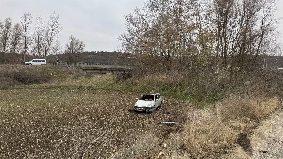 Edirne’de Tarlaya Devrilen Otomobilin Sürücüsü Yaralandı