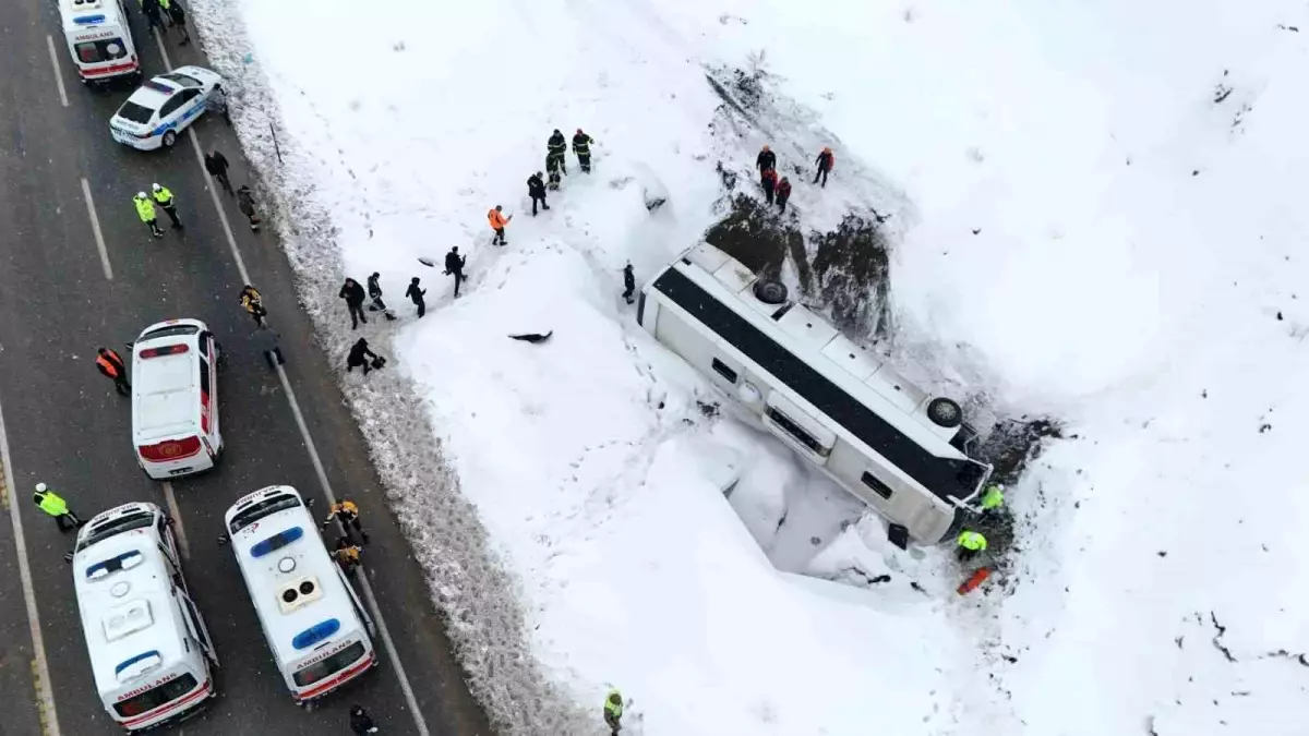 Erzincan’da Yolcu Otobüsü Şarampole Devrildi: 21 Yaralı