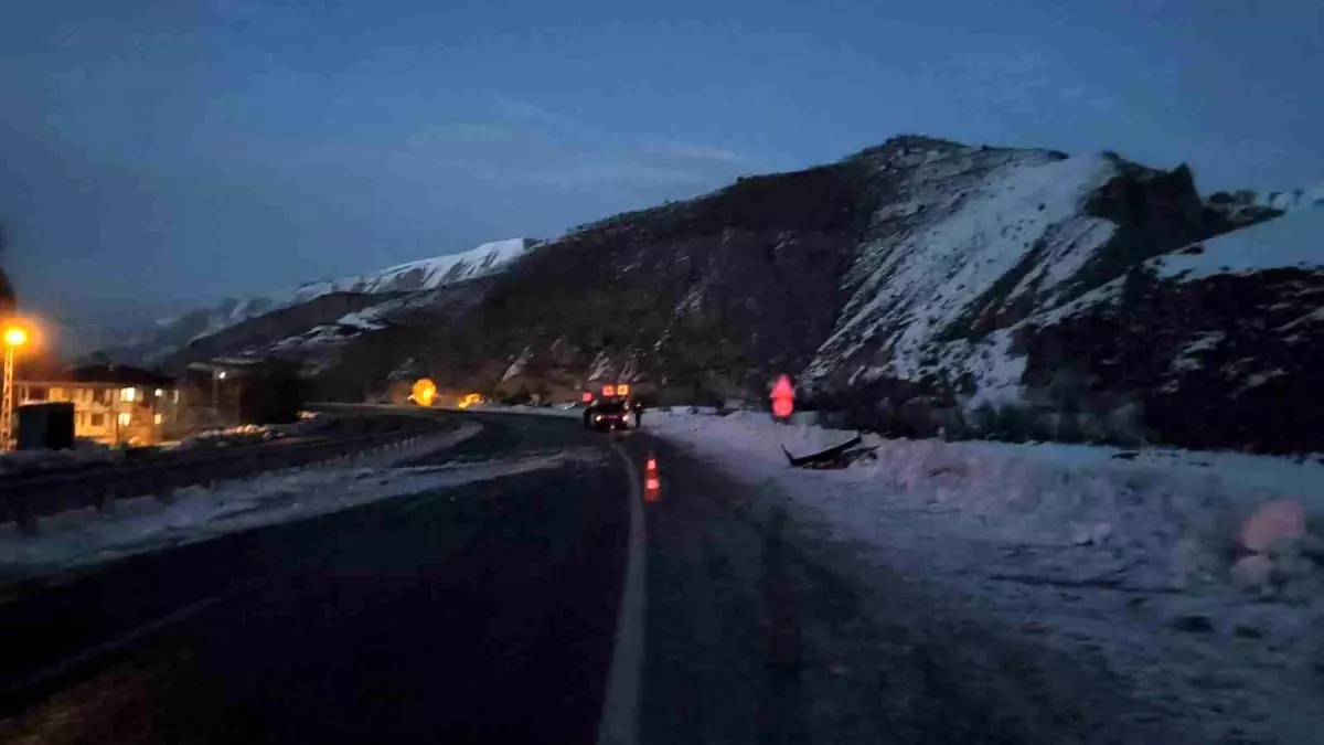 Erzurum-Artvin Yolu’nda Buzlanma Nedeniyle Üç Kaza Meydana Geldi