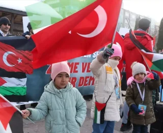 Erzurum’da hekim ve sağlıkçılar, soğuk havaya rağmen Gazze için yürüdü