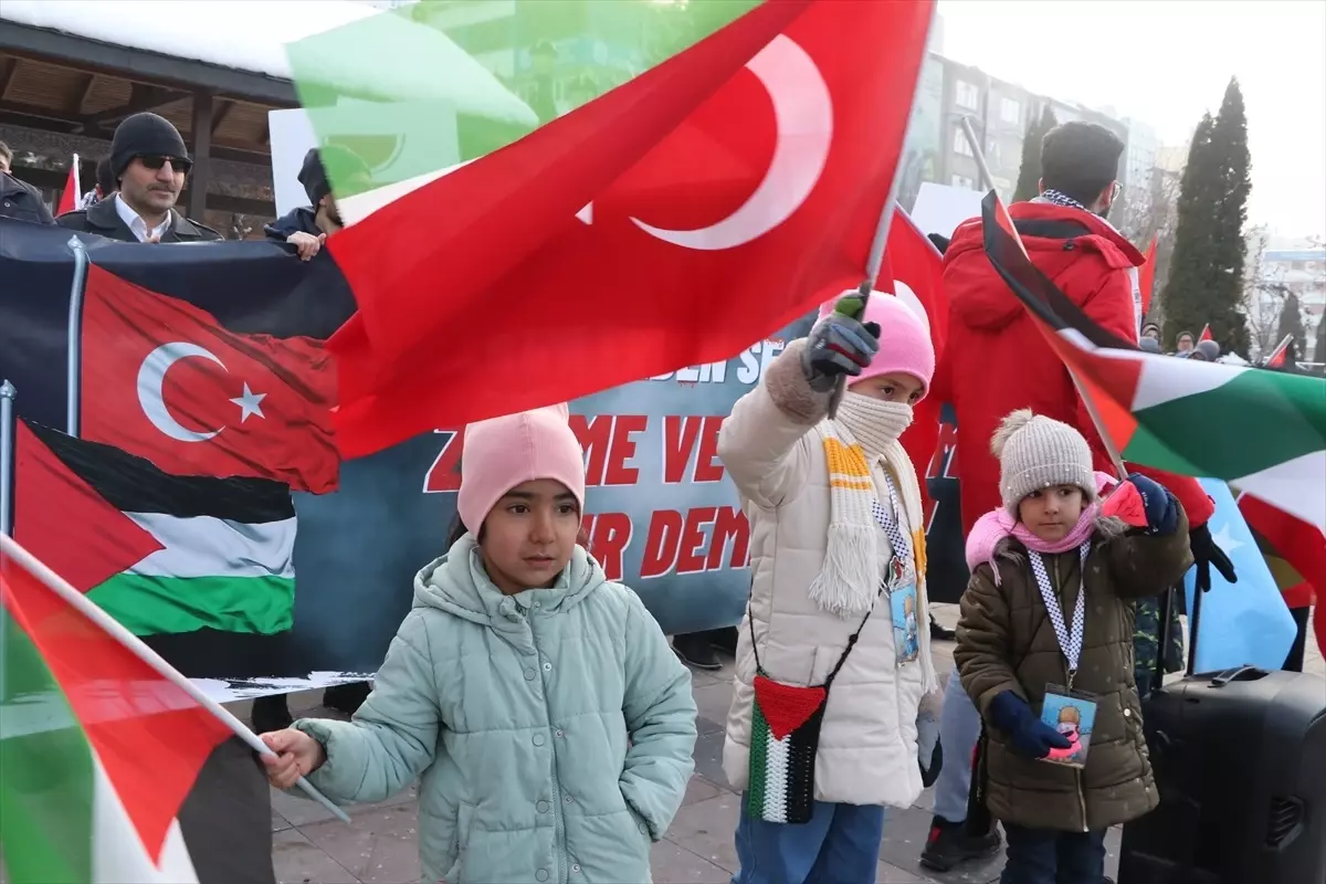 Erzurum’da hekim ve sağlıkçılar, soğuk havaya rağmen Gazze için yürüdü