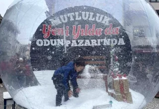 Eskişehir’de Yılbaşı Etkinlikleri: Kar Küresi Çocukları Büyüledi