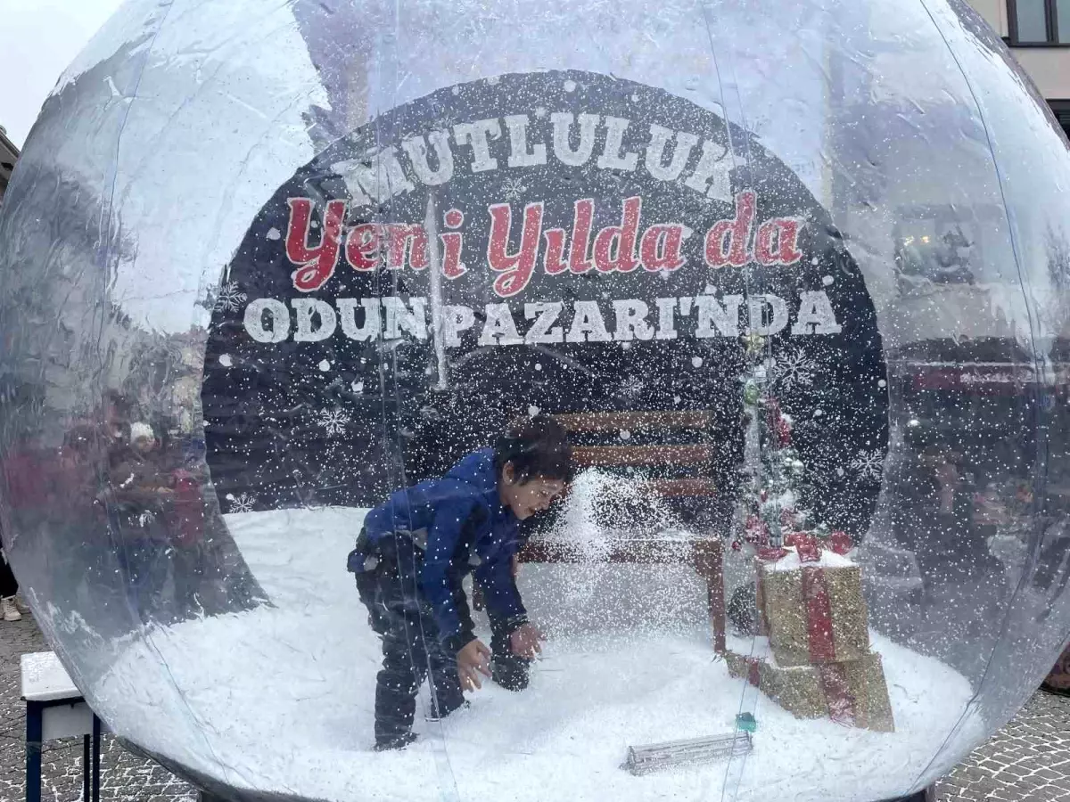 Eskişehir’de Yılbaşı Etkinlikleri: Kar Küresi Çocukları Büyüledi