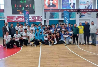 Fatih Ortaokulu voleybolda şampiyon oldu