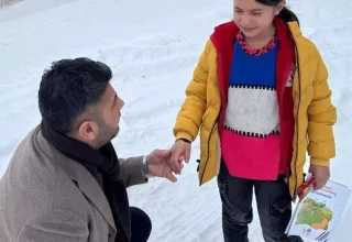 Ferit Kaya, 1500 Öğrenciye Mont Dağıttı