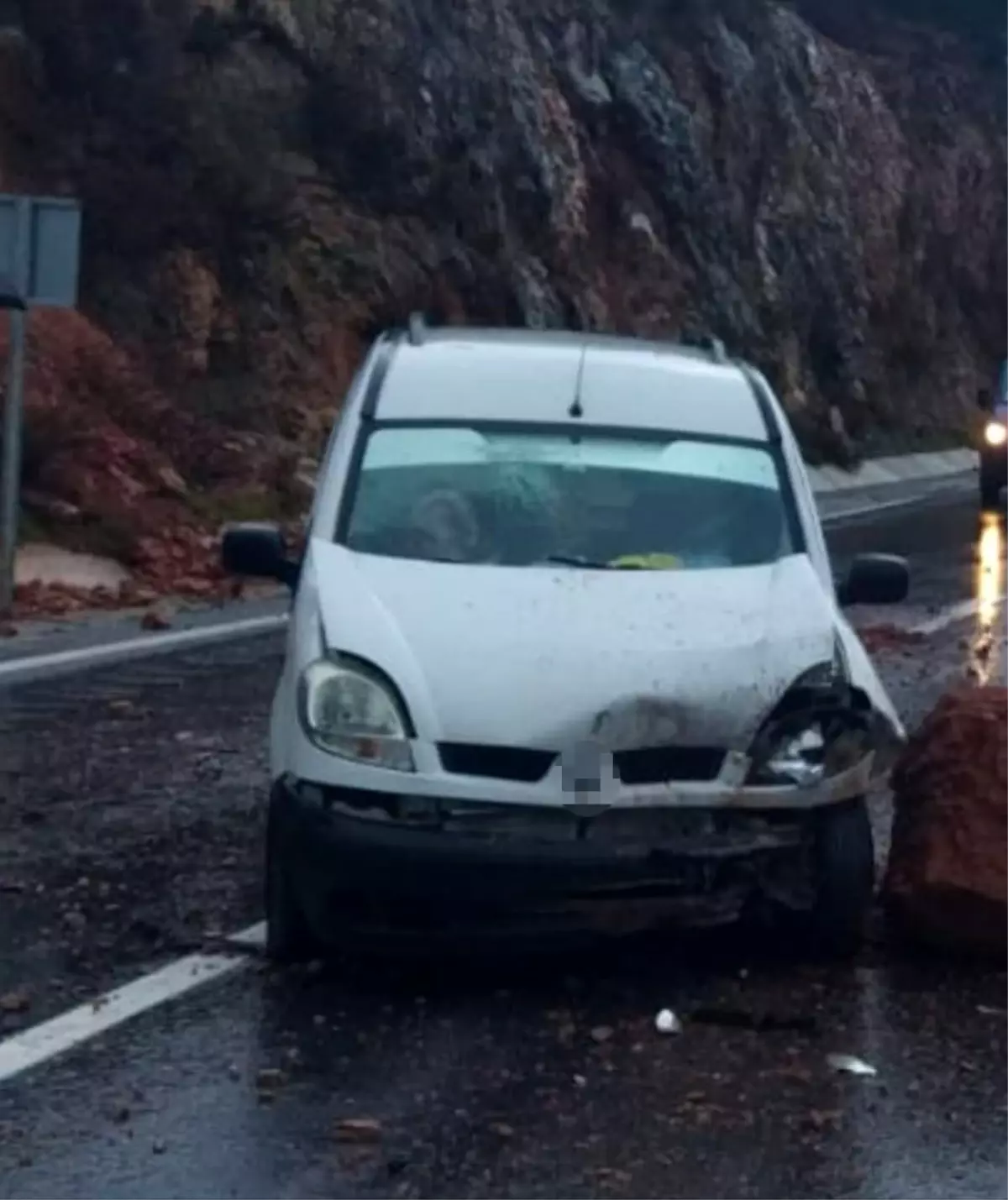 Gazipaşa’da Kaya Parçasına Çarpan Araçta Kadın Yaralandı