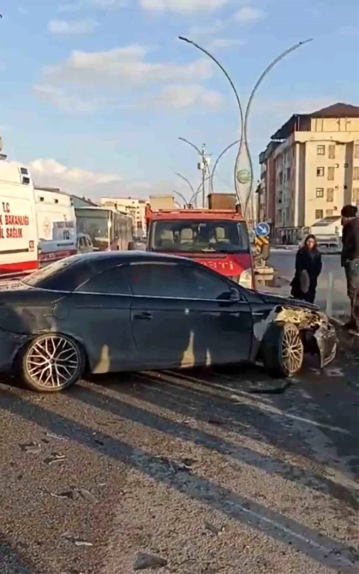 Hakkari’de Feci Kaza: İki Araç Kafa Kafaya Çarpıştı