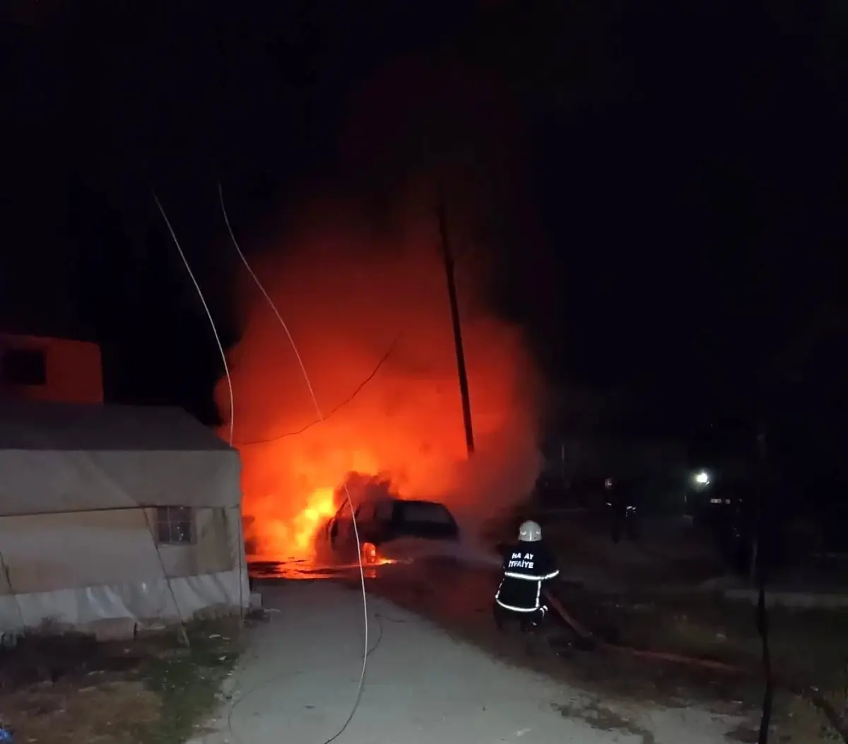 Hatay’da Park Halindeki Araç Alev Alev Yandı