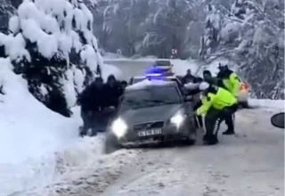 İnegöl’de Kar Yağışı Nedeniyle Araçlar Mahsur Kaldı