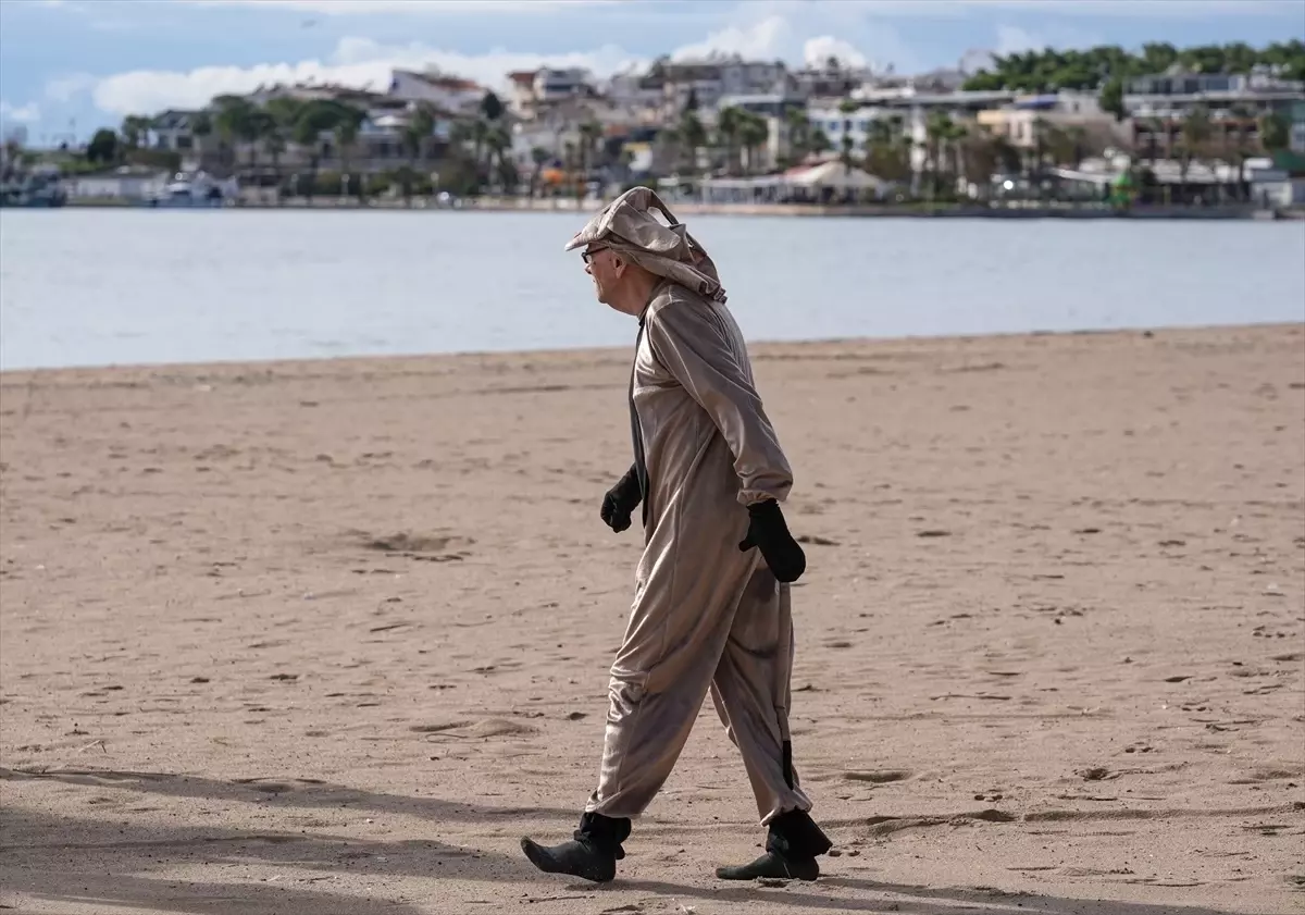 İngilizler Didim’de Sahipsiz Hayvanlar İçin Soğuk Suda Denize Girdi