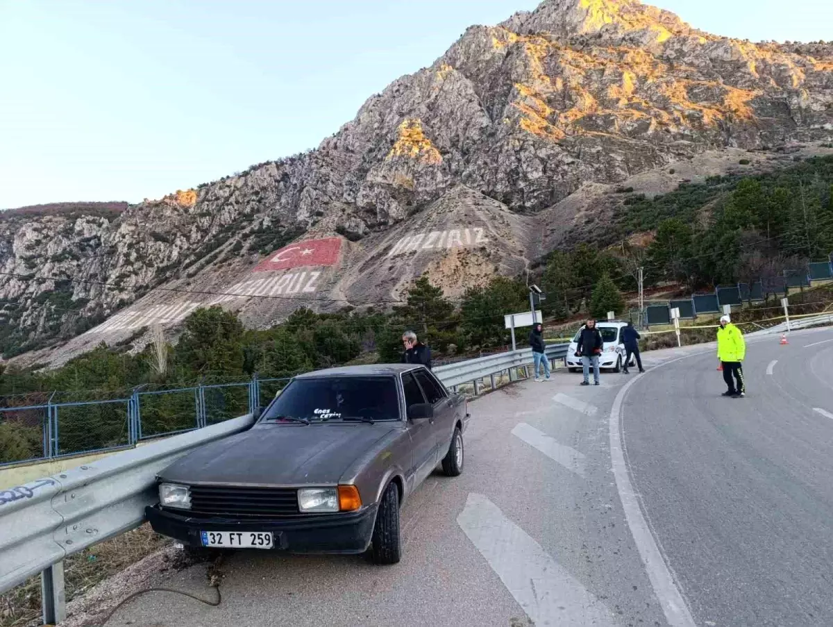 Isparta’da Kontrolden Çıkan Otomobil Bariyerlere Çarptı, Sürücü Yaralandı