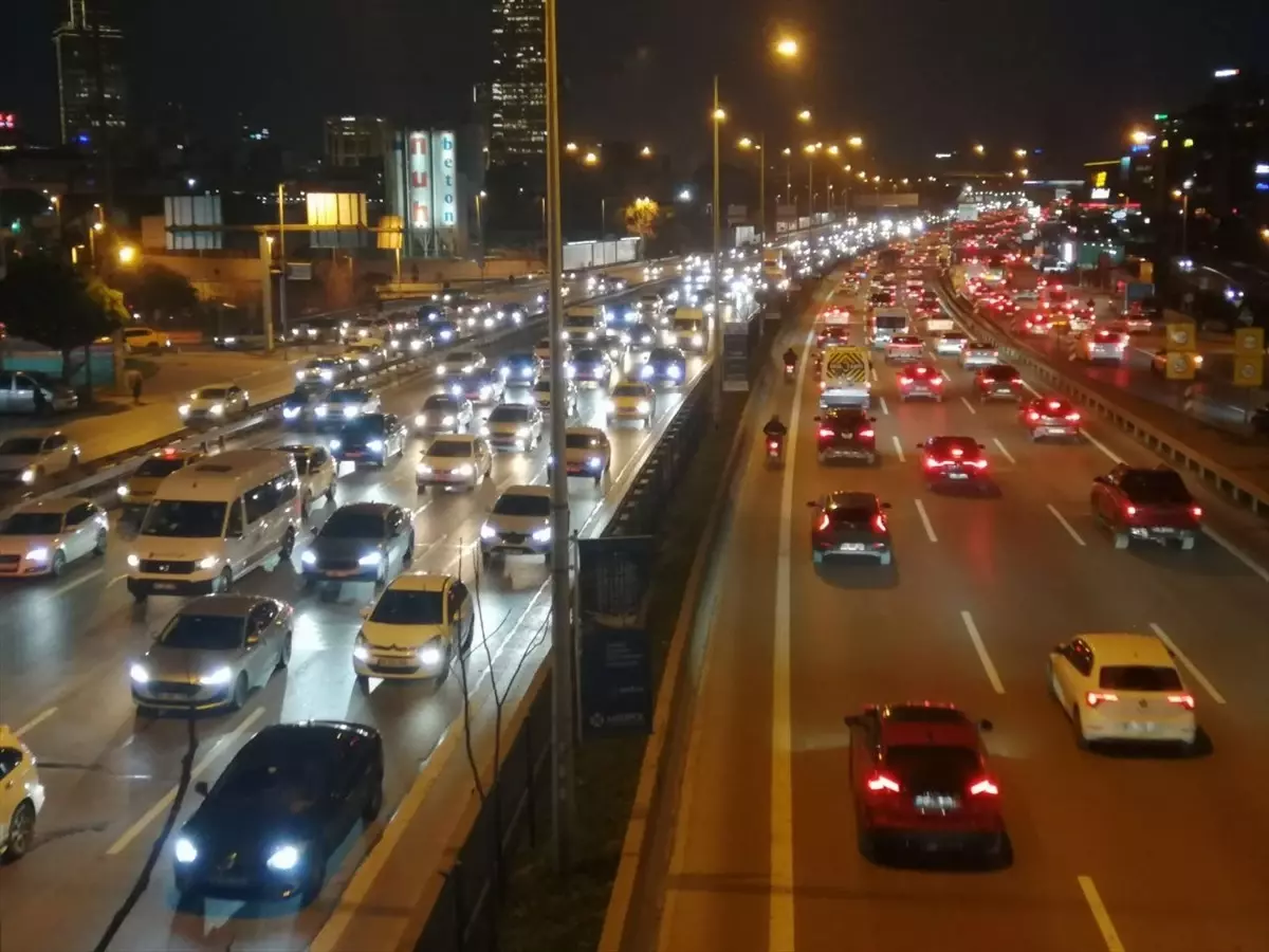 İstanbul’da akşam saatlerinde trafik yoğunluğu yaşanıyor