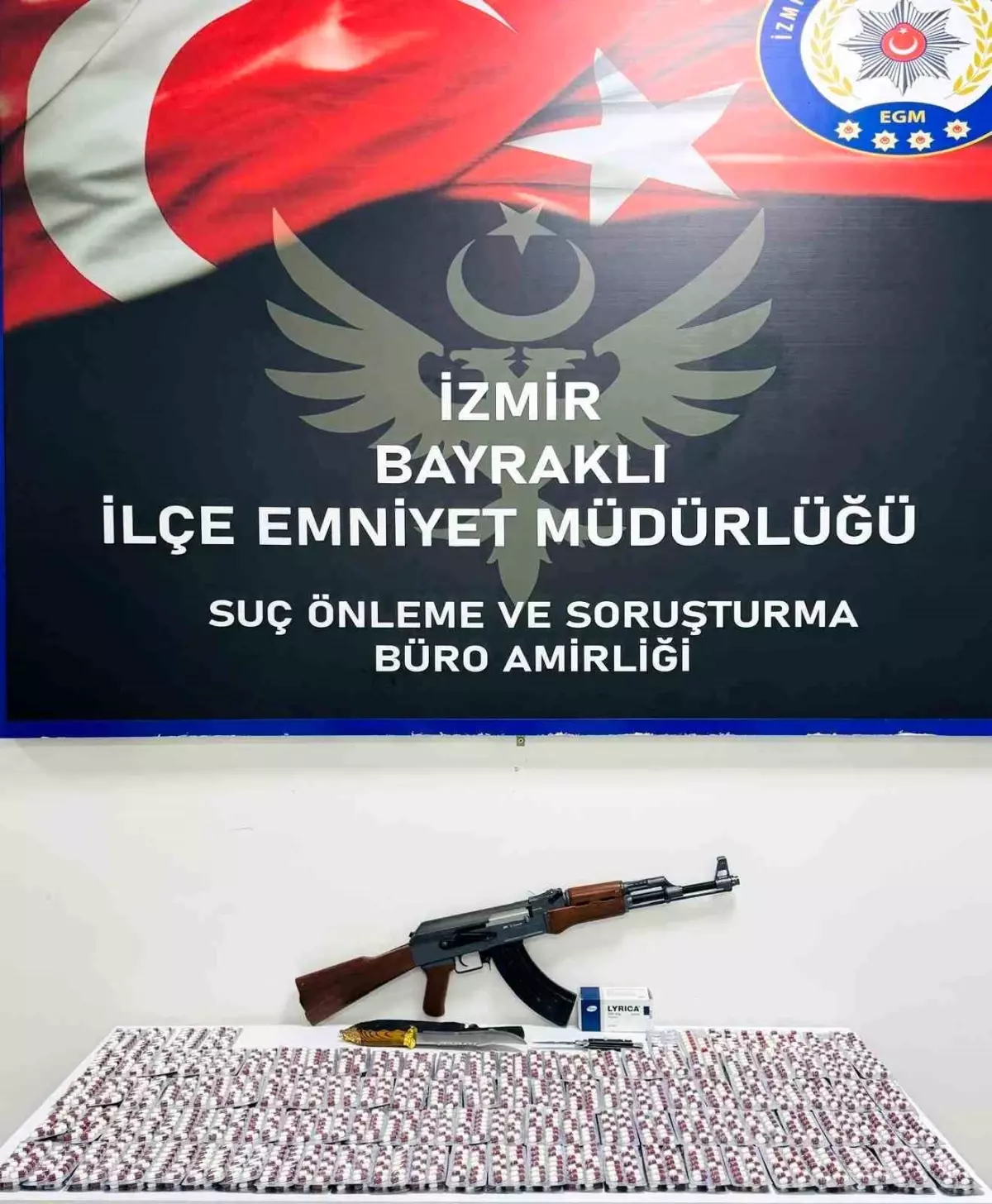 İzmir’de Uyuşturucu Ticareti Operasyonu: 3 Bin Hap Ele Geçirildi