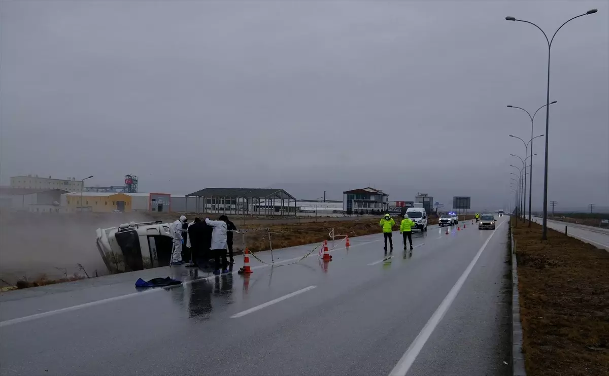 Karapınar’da Kimyasal Madde Taşıyan Tanker Devrildi, Sürücü Hayatını Kaybetti