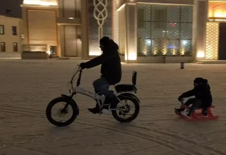 Kars’ta Baba-Oğul Elektrikli Bisikletle Kızak Keyfi