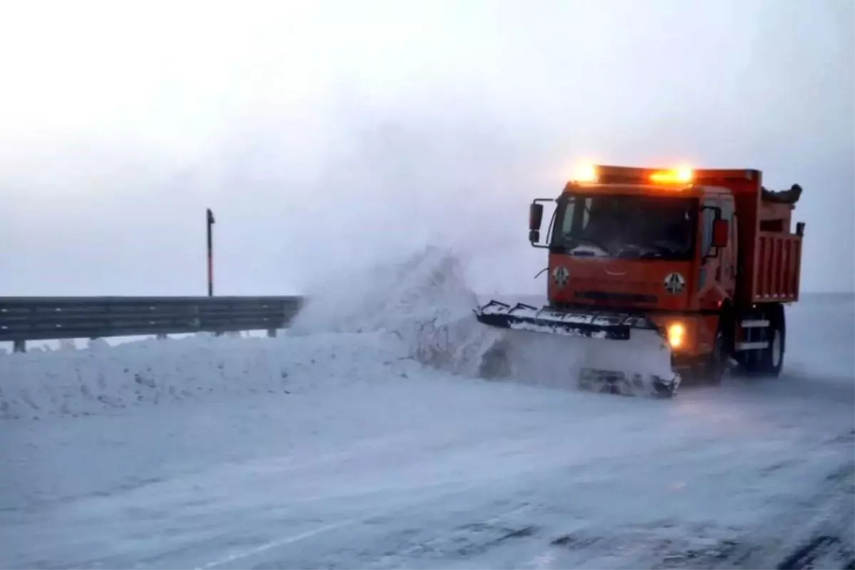 Kars’ta Kar Yağışı ve Tipi, 18 Köy Yolunu Ulaşım Dışında Bıraktı
