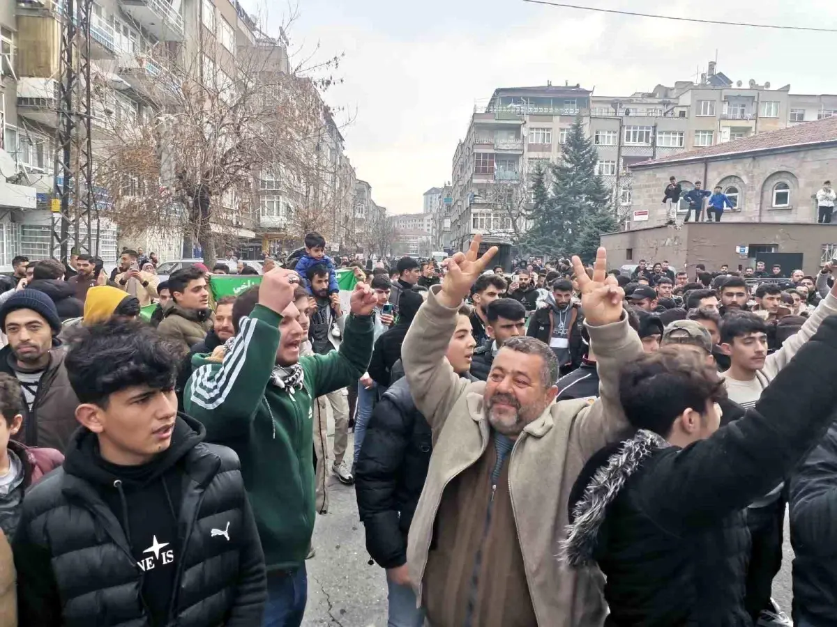 Kayseri’de Suriyeliler, Şam’ın Kurtuluşunu Kutladı