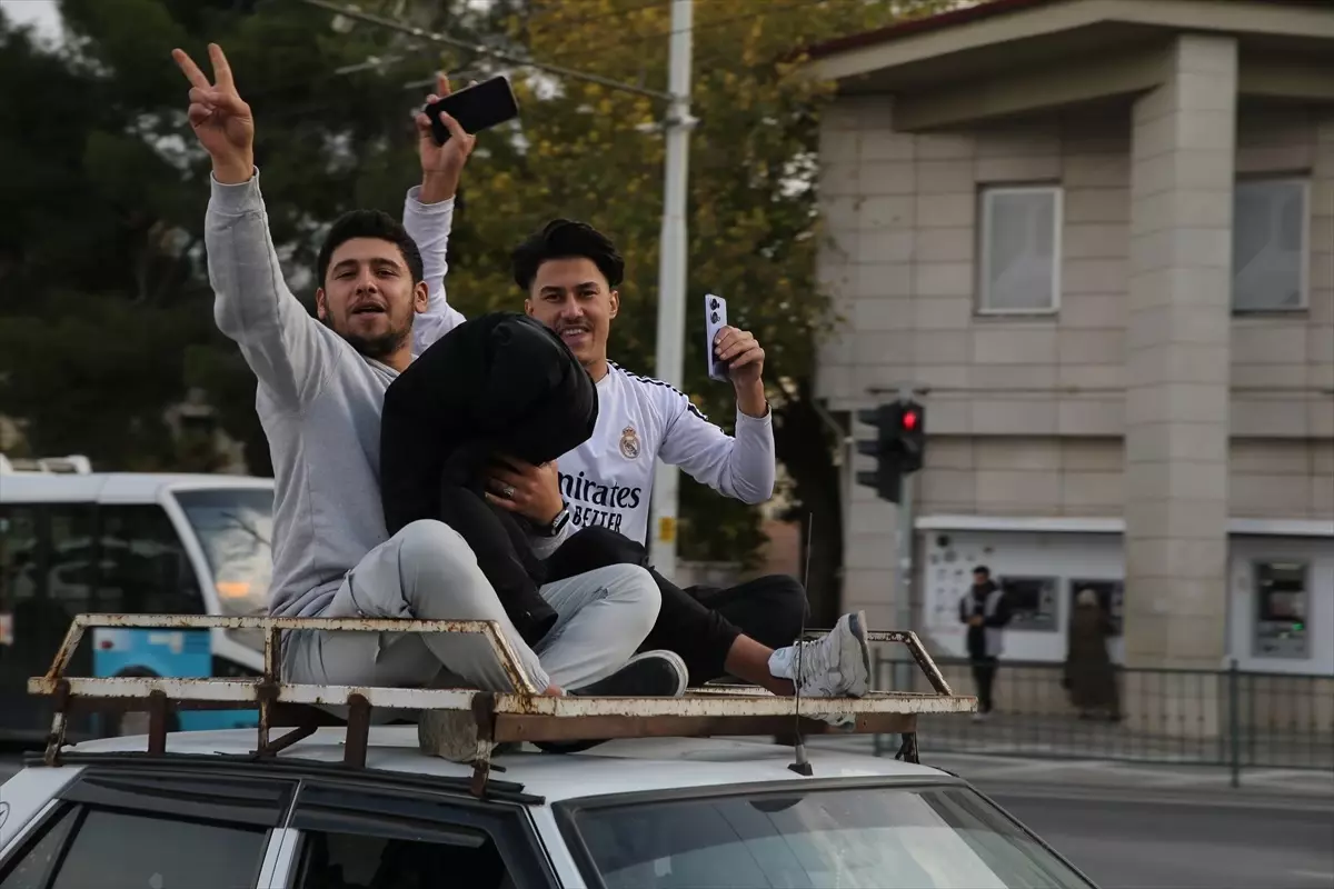 Kilis, Gaziantep, Şanlıurfa, Adıyaman ve Kahramanmaraş’taki Suriyeliler, Baas rejiminin devrilmesini kutluyor