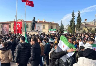 Kilis’te Suriyeliler, Şam’daki Kutlamalarla Rejim Çöküşünü Karşılıyor