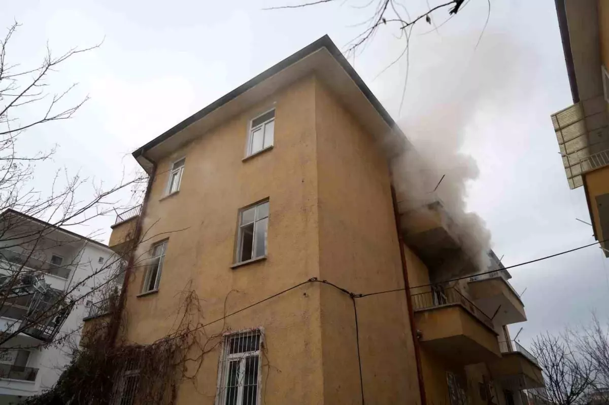 Kırıkkale’de Apartmanda Çıkan Yangında 4 Kişi ve Bir Papağan Kurtarıldı