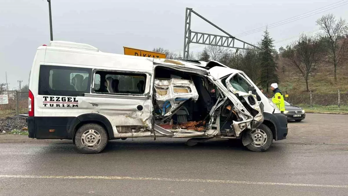 Kırklareli’nde Treniyle Minibüs Çarpıştı: 2 Yaralı