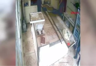 Kızgın pekmezi başından aşağı döken fırın çalışanı ağır yaralandı; o anlar kamerada