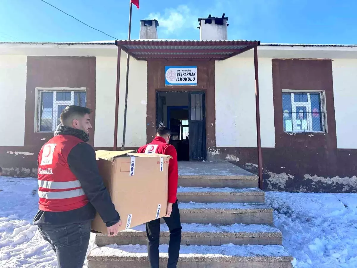 Kızılay, Van Muradiye’de İhtiyaç Sahiplerine Gıda Yardımı Dağıtıyor