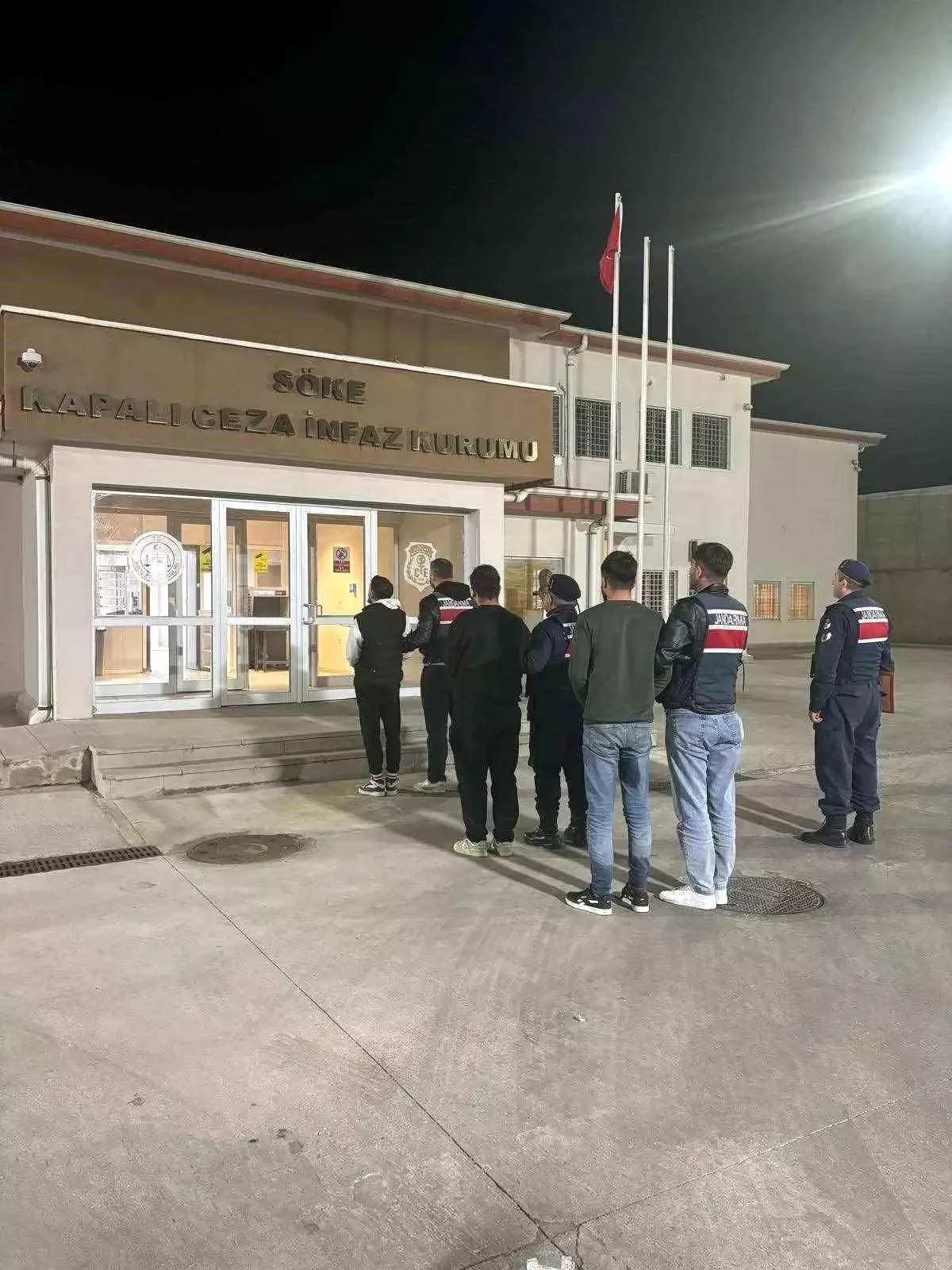 Kuşadası’nda Düzensiz Göçmen Operasyonu: 23 Göçmen ve 3 Organizatör Yakalandı