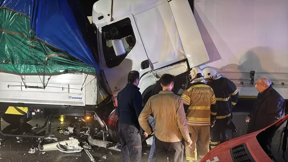Kütahya’da Trafik Kazası: Tır Sürücüsü Hastaneye Kaldırıldı