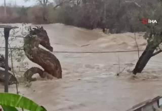 Manavgat’ta Sağanak ve Dolu Hayatı Felç Etti