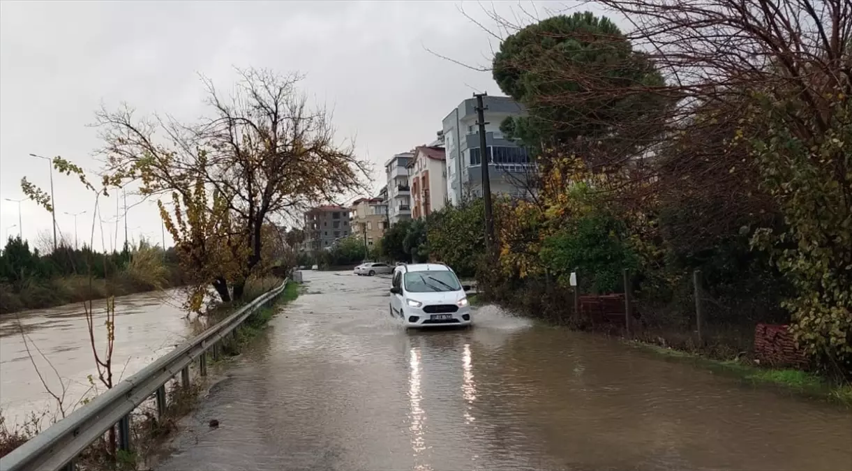 Manavgat’ta Şiddetli Yağış Hayatı Olumsuz Etkiledi