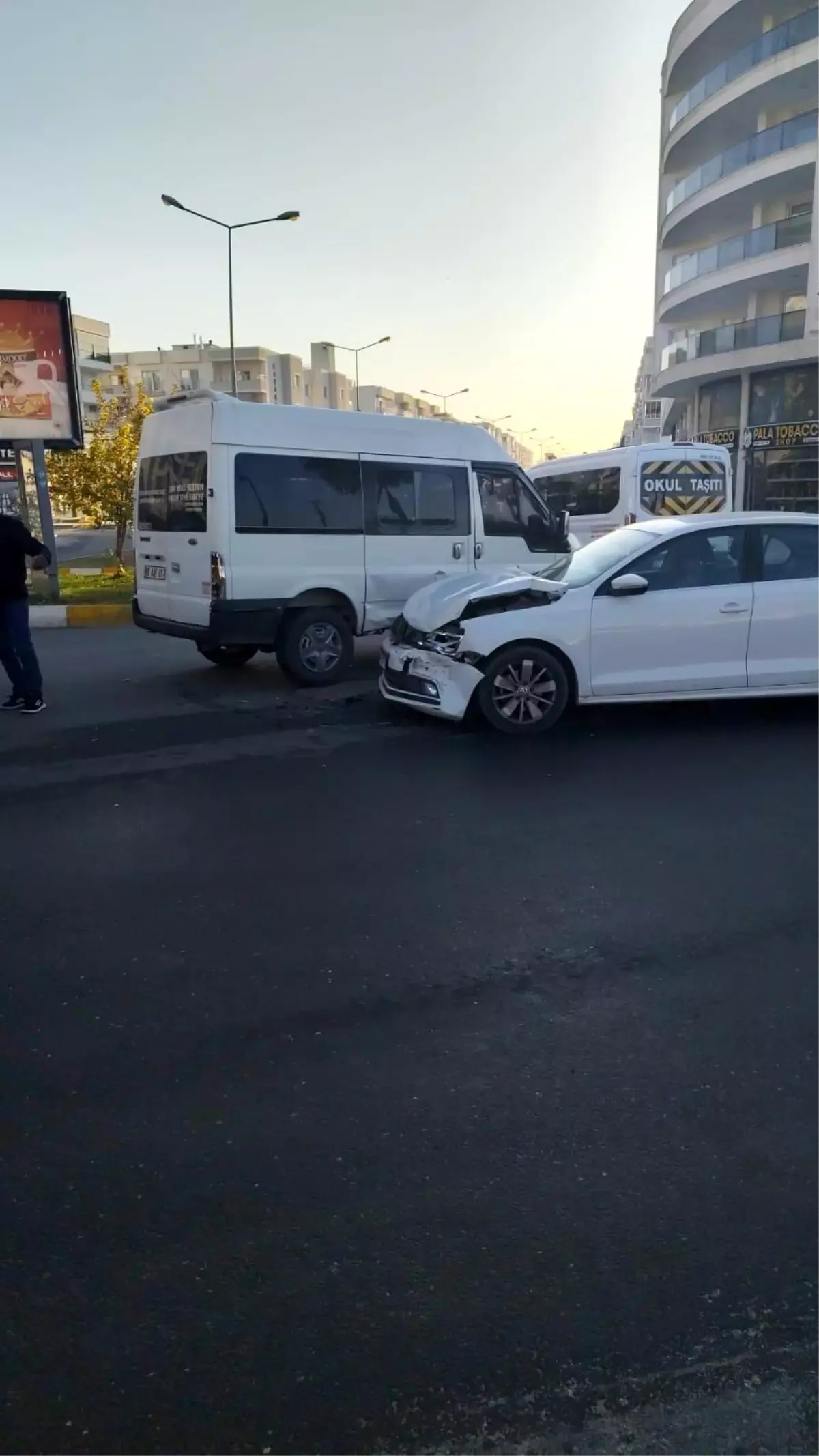 Nusaybin’de Otomobil ile Minibüs Çarpıştı, Maddi Hasar Oluştu