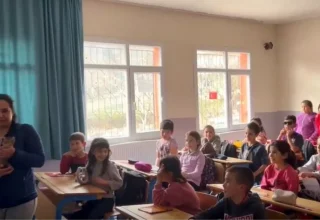 Öğrenciler ve Öğretmenlerin Maskotu ‘Kraker’ Tedavisinin Ardından Okula Döndü
