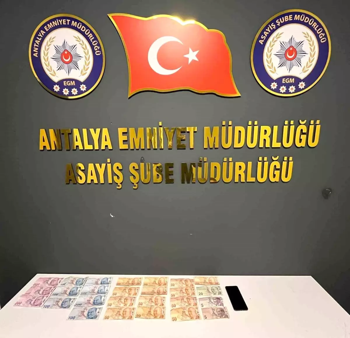 Polis Kılığındaki Dolandırıcı Antalya’da Suçüstü Yakalandı