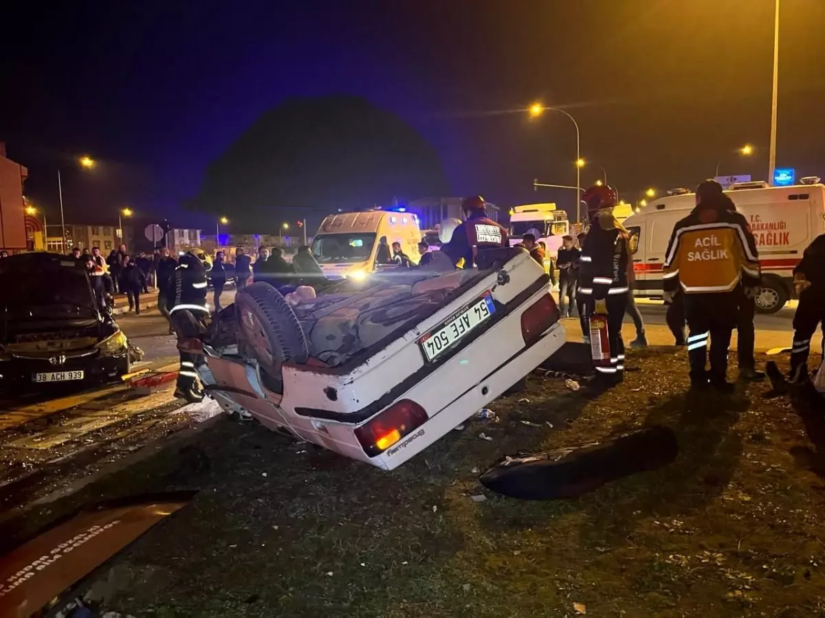 Sakarya’da Kavşakta Trafik Kazası: 4 Yaralı