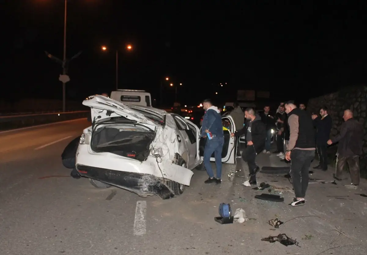 Samsun’da İstitan Duvarına Çarpan Otomobilin Sürücüsü Yaralandı