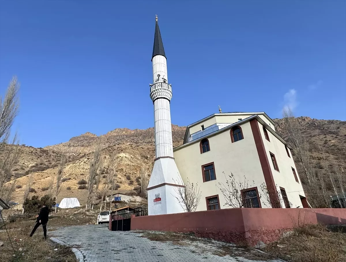 Şenkaya’daki Cami Yolculara İkramlarıyla Takdir Topluyor