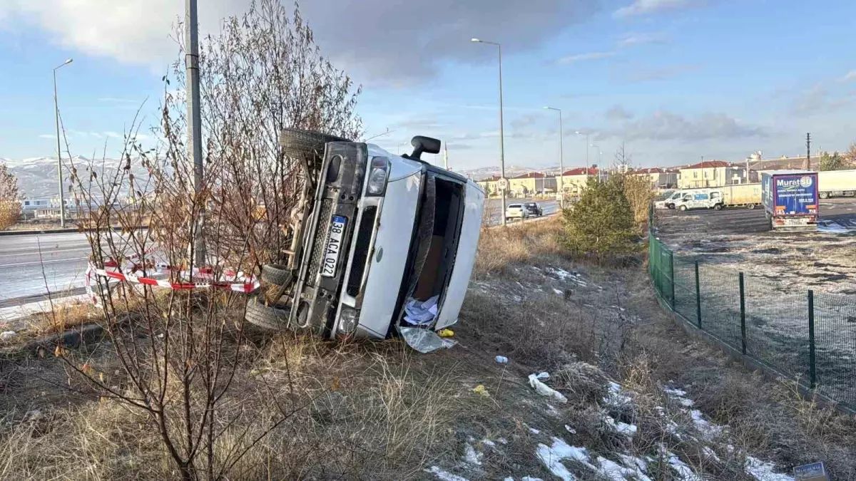 Sivas’ta Buzlanma Nedeniyle Su Yüklü Minibüs Yan Yattı