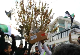 Suriye vatandaşları Antalya’da Baas Rejimi’nin çöküşünü kutladı