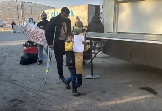Suriyeli küçük Ömer “ağır yükü” ile hiç görmediği ülkesine döndü