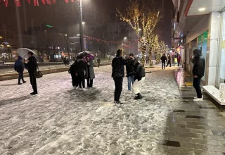 Uşak’ta Şehir Merkezinde Kar Yağışı Etkili Oluyor