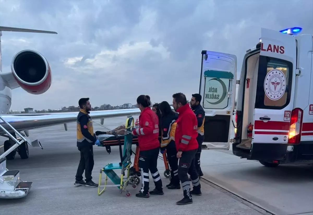 Van’dan İstanbul’a Ambulans Uçakla Hastalar Sevk Edildi